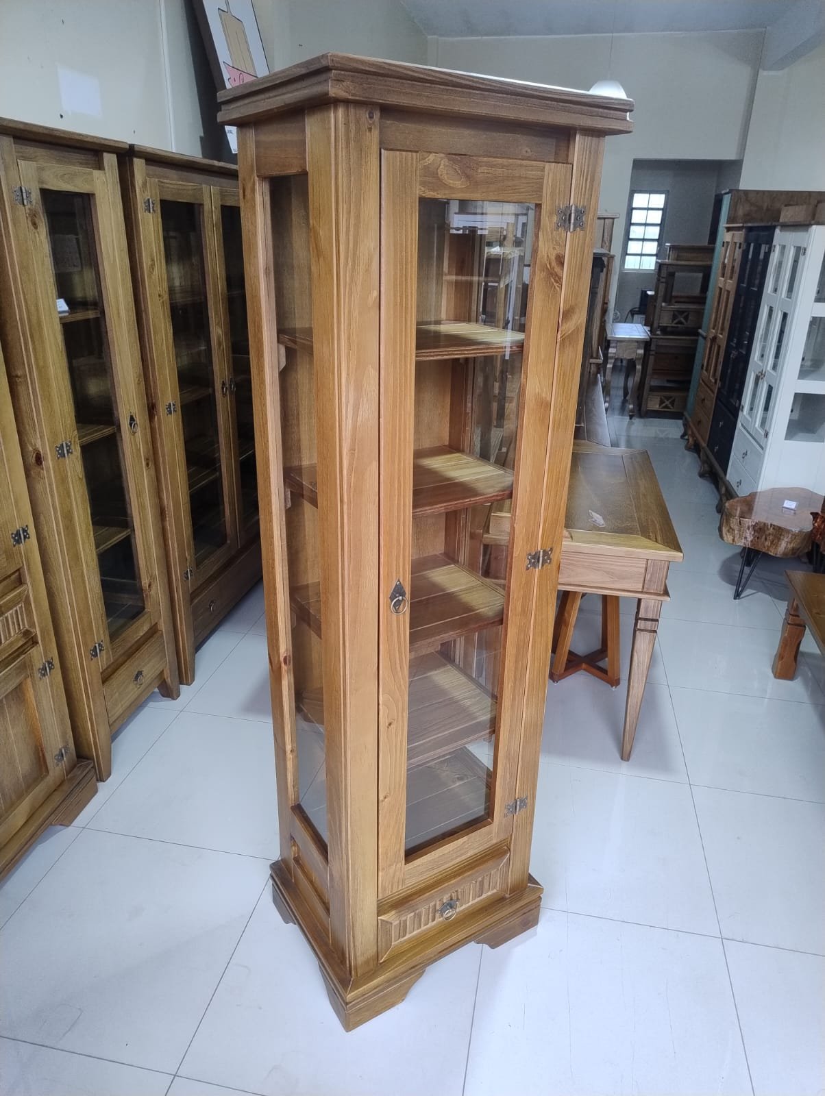 Móvel da categoria Cristaleiras